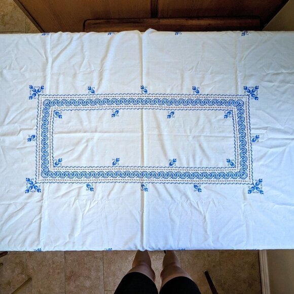 Gorgeous Embroidered Linen Tablecloth 42"x62" - Picture 3 of 13